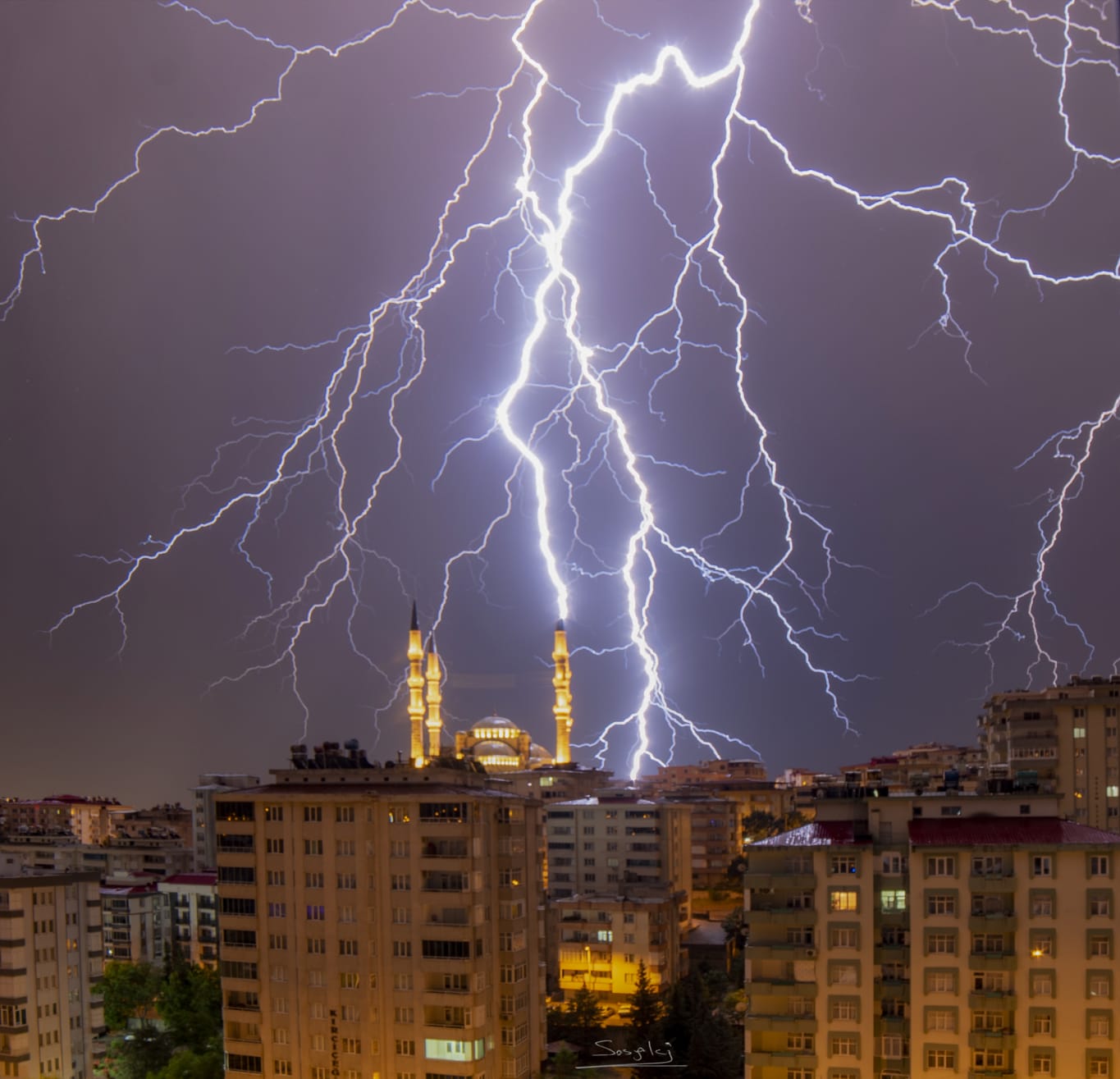 Yıldırımlar geceyi gündüze çevirdi