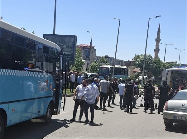 Yola fırlayan yayaya halk otobüsü çarptı