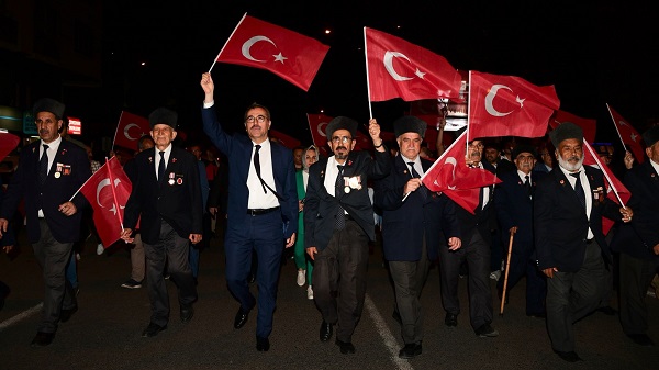 Atatürk’ü Anma Gençlik ve Spor Bayramı’nda Fener Alayı