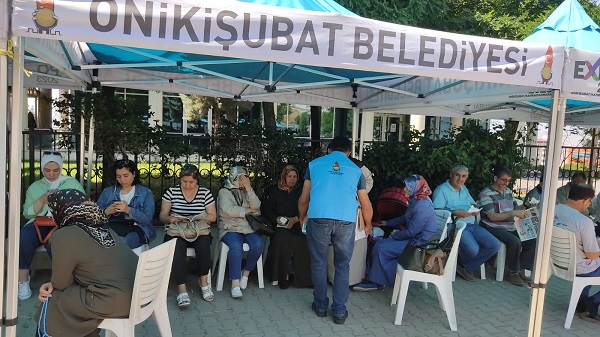 Öğrencilerin ve ailelerinin sınav heyecanına ortak oldular