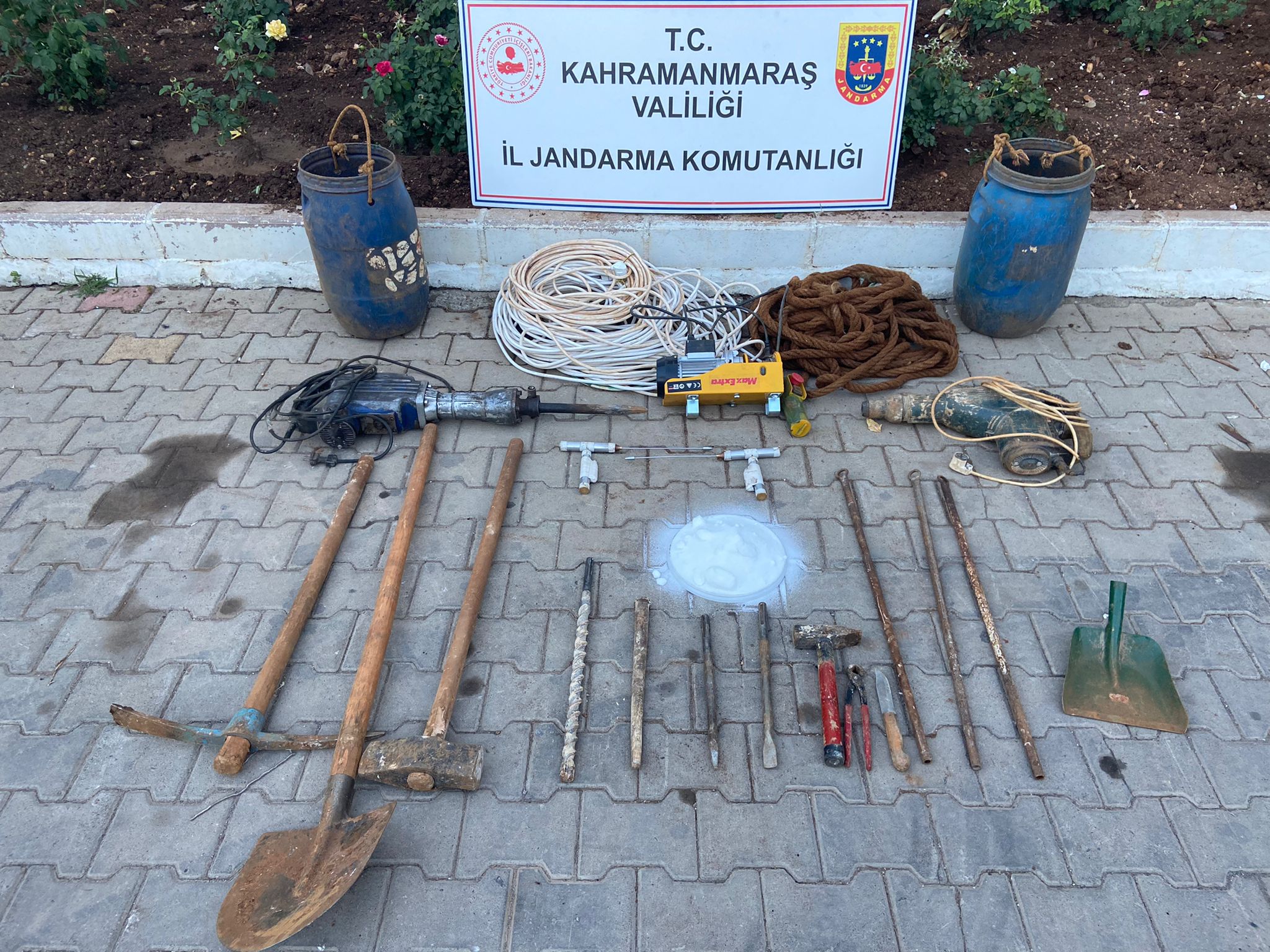 Kahramanmaraş’ta bombacı defineciler suçüstü yakalandı