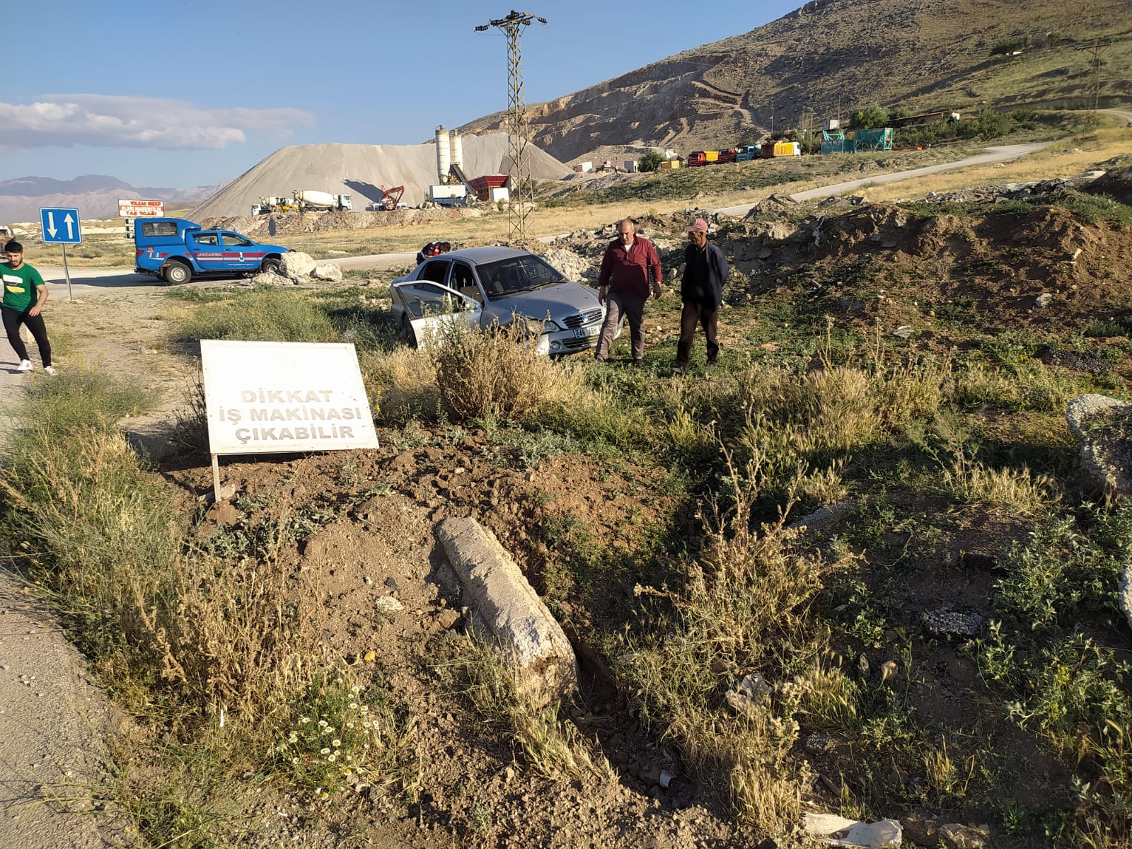 Kahramanmaraş’ta otomobil tarlaya uçtu: 2 yaralı