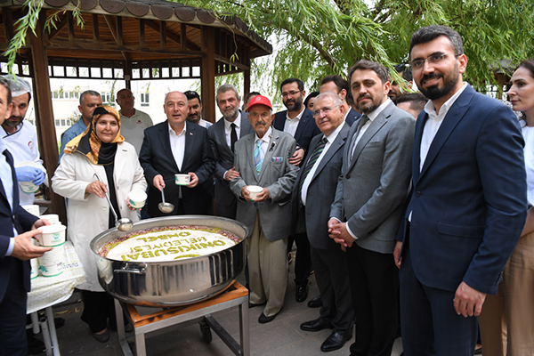 Onikişubat Belediyesi’nden huzurevi sakinlerine aşure ikramı