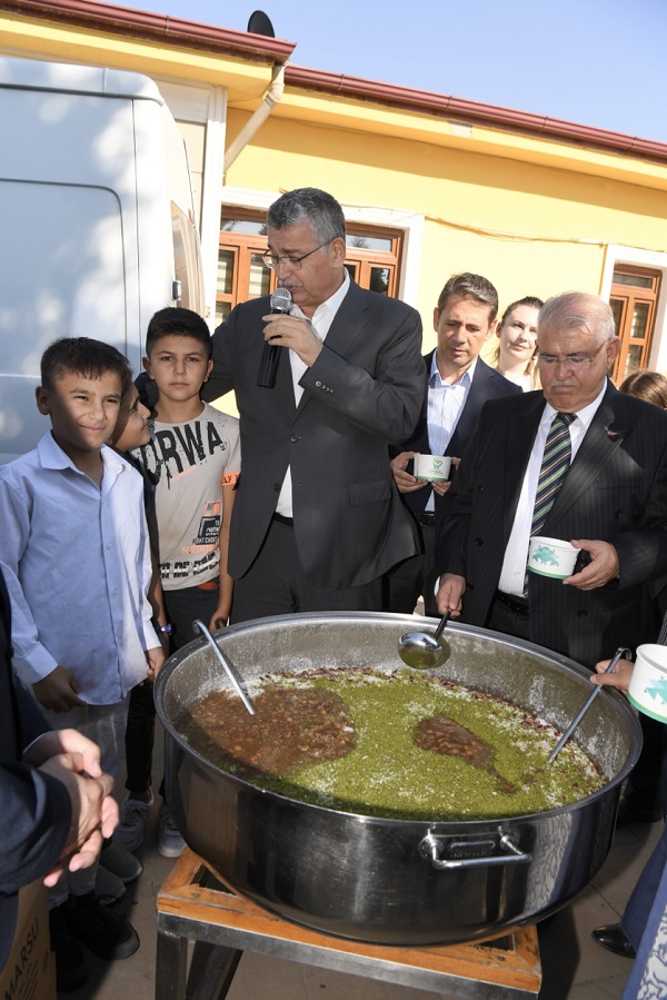 Onikişubat Belediyesi’nden Sevgi Evleri’ndeki çocuklara anlamlı aşure ikramı