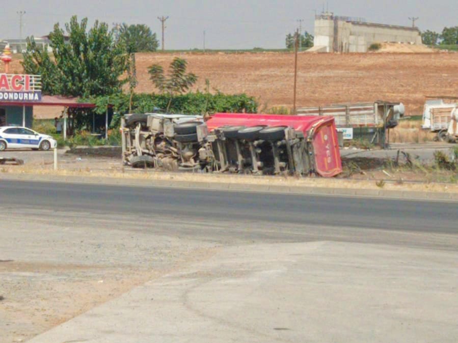 Yoldan çıkan tır devrildi