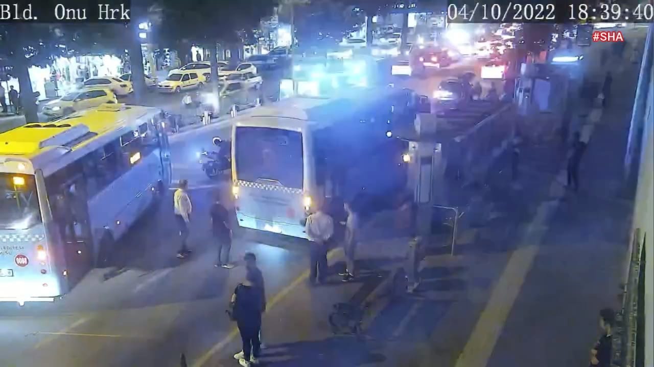 Kahramanmaraş’ta yaşlı adam halk otobüsünün altından böyle çıkarıldı -Kaza anı kamera