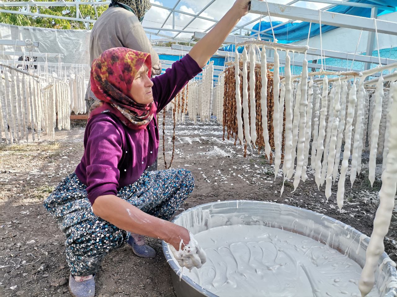 Kahramanmaraş’ta pekmez ve un sucuğu sezonu başladı