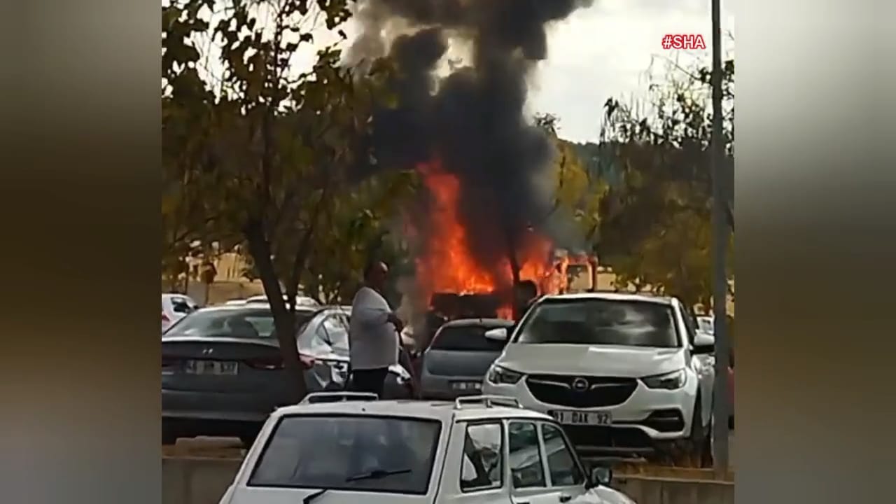 Park halindeki araç alev aldı