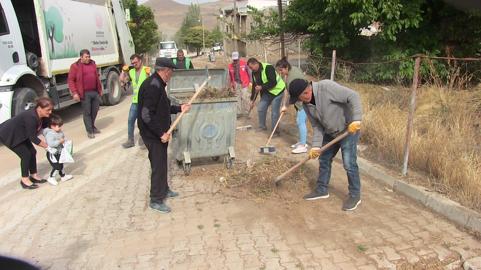 Köy halkıyla belediye ekipleri çevre temizliği yaptı