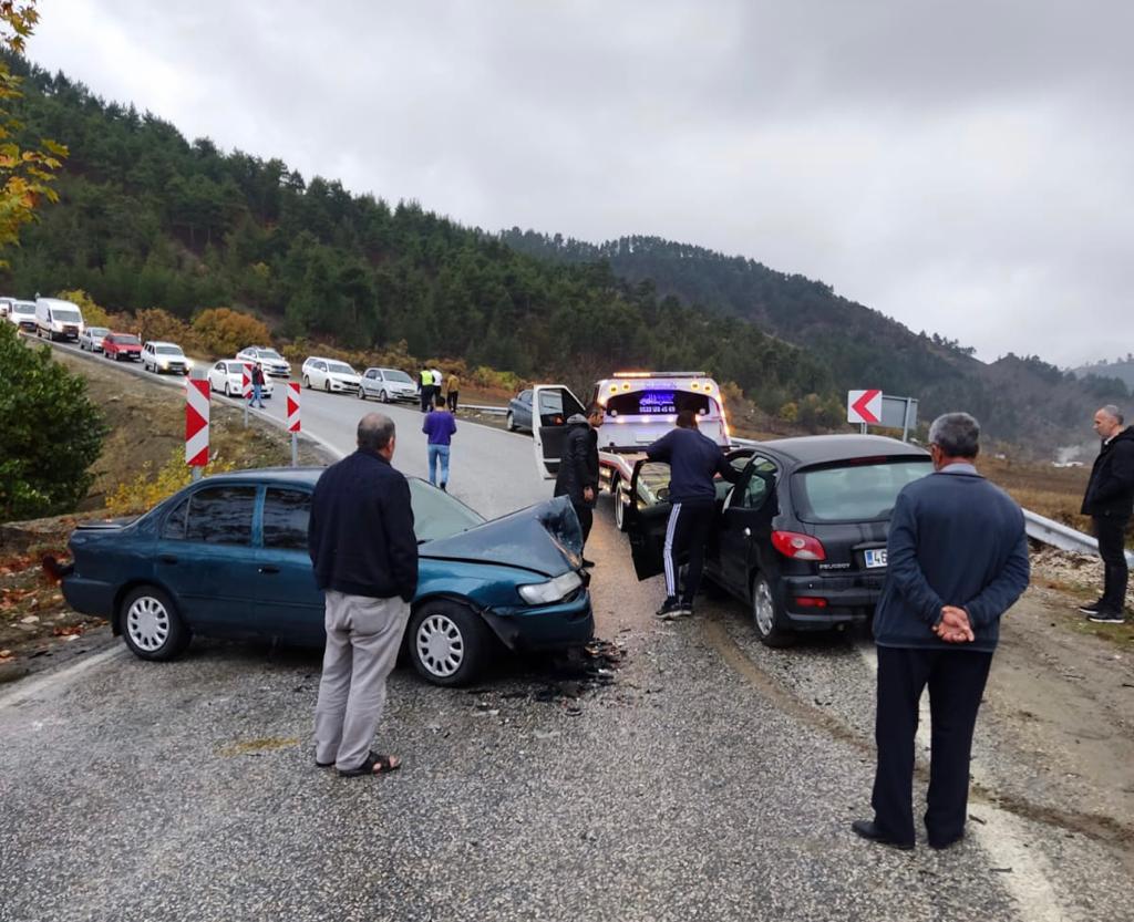 Kahramanmaraş’ta iki otomobil çarpıştı: 4 yaralı