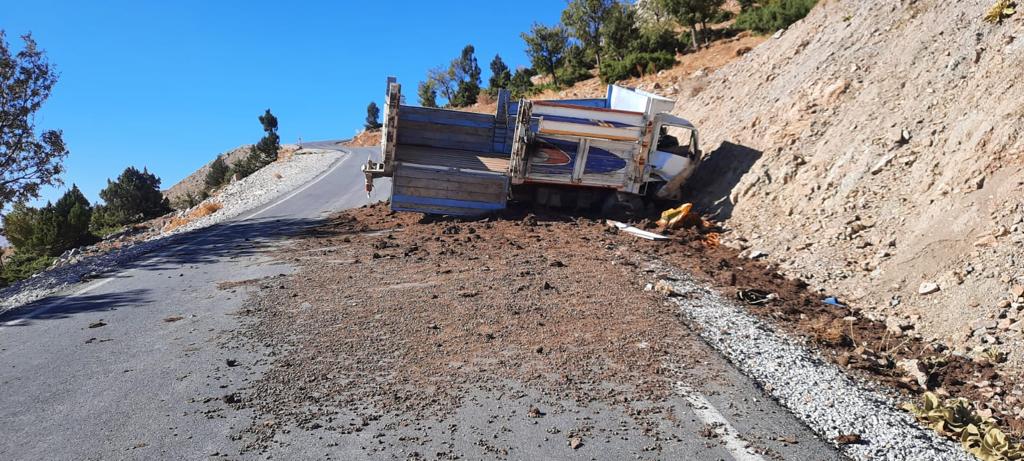 Kahramanmaraş’ta kamyon takla attı: 3 yaralı