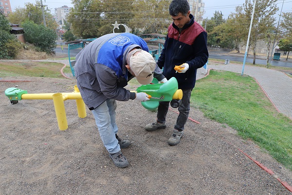 Parklarda Bulunan Oyun Guruplarını Onarıldı