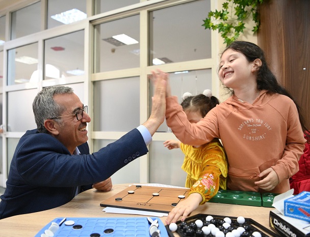 Başkan Güngör, Kütüphanede Gençlerle Bir Araya Geldi