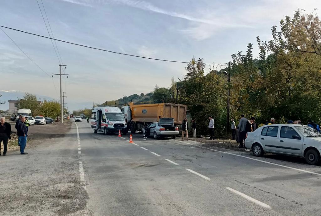 Kahramanmaraş’ta kamyon ile otomobil çarpıştı: 5 yaralı