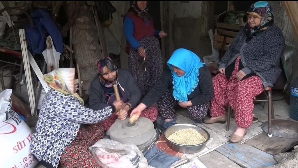 Kahramanmaraş’ta ev hanımları buğdayı taş değirmende öğütüyorlar