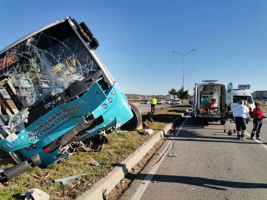 Kahramanmaraş’ta halk otobüsü devrildi: 1’i ağır 10 yaralı