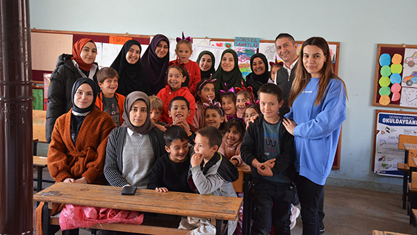 Gezici Kütüphane, Minik Gönüllere Dokunmaya Devam Ediyor