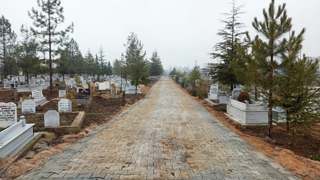 Büyükşehir Göksun’da Mezarlık Yolunu Kilit Parkeyle Yeniledi