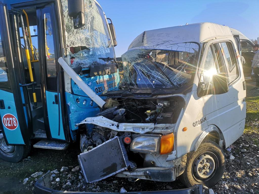 Kahramanmaraş’ta halk otobüsü ile minibüs çarpıştı: 4 yaralı