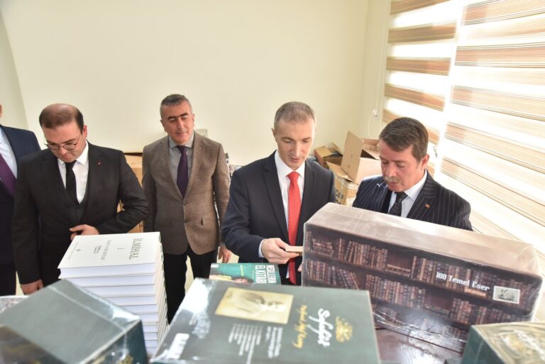 6000 adet kitap bağışında bulundu