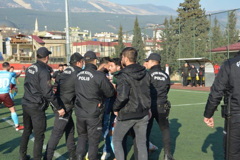 Ne enteresan yine Pazarcık Aksu spor, yine kartlar, yine olaylar…
