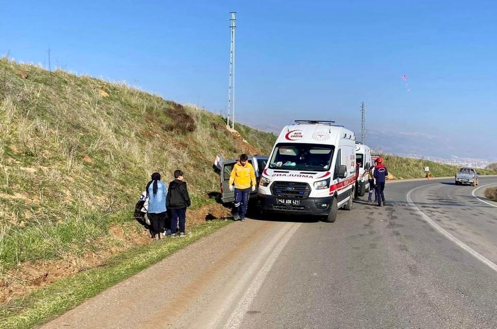 Kahramanmaraş’ta hafif ticari araç trafik levhasına çarptı: 4 yaralı