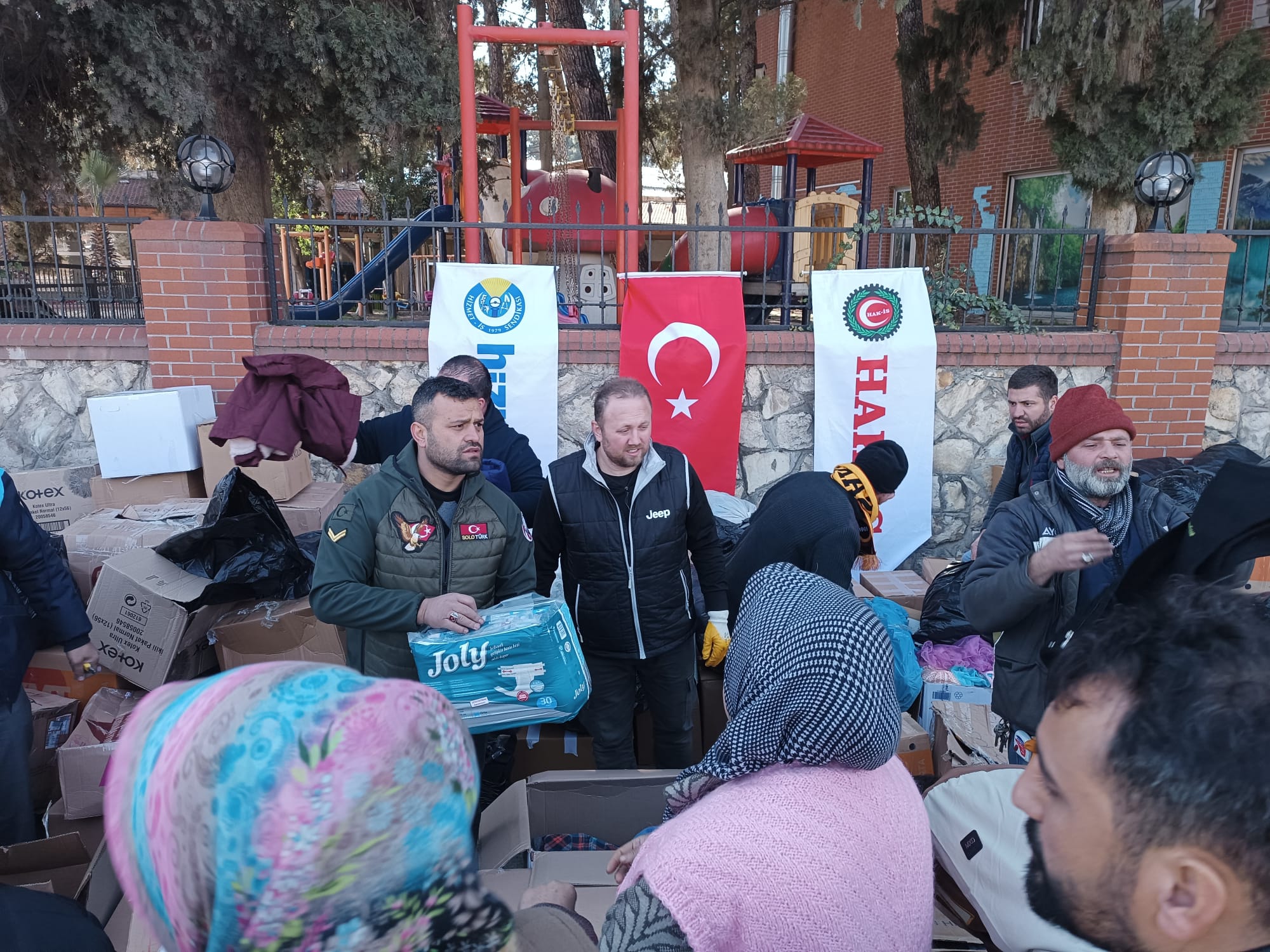 Ayakkabısını ve Parasını depremzedelere gönderildi