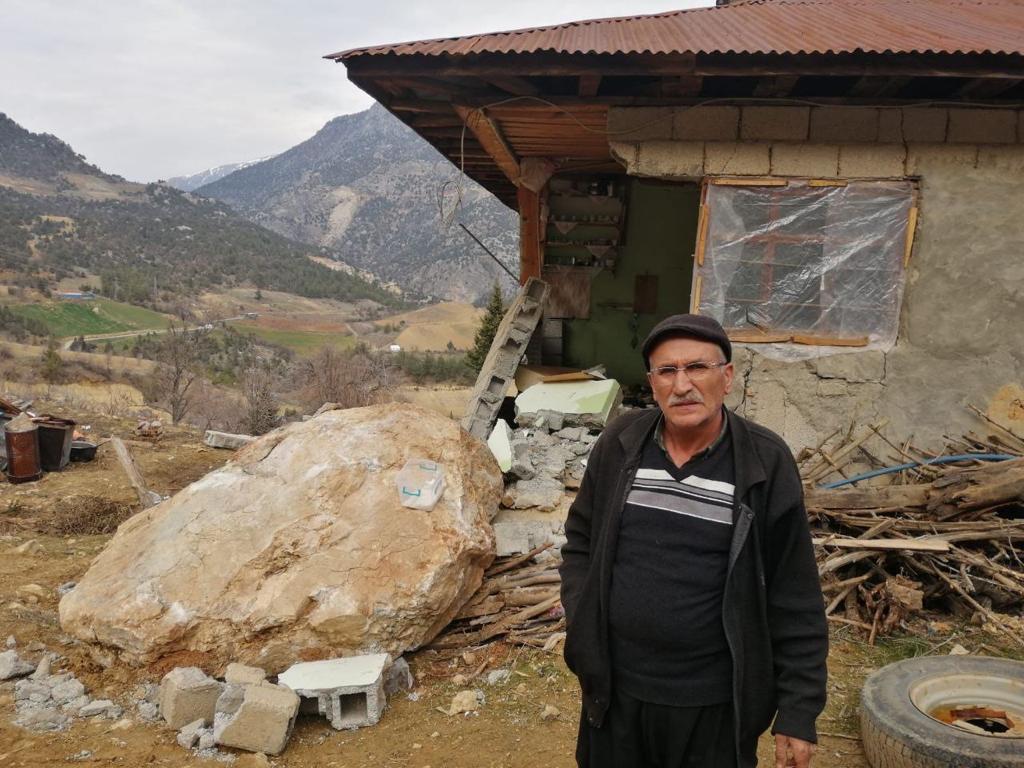 Önce deprem vurdu, sonra dev kaya kütleleri