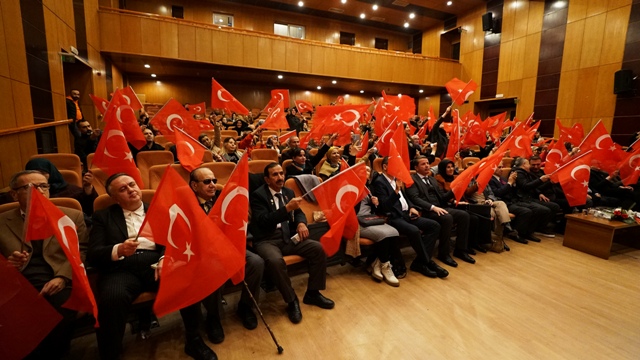 Salon Kırmızı beyaza büründü