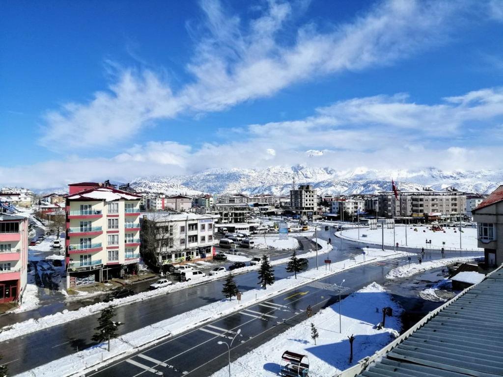 Göksun’da kar yağışı etkili oldu