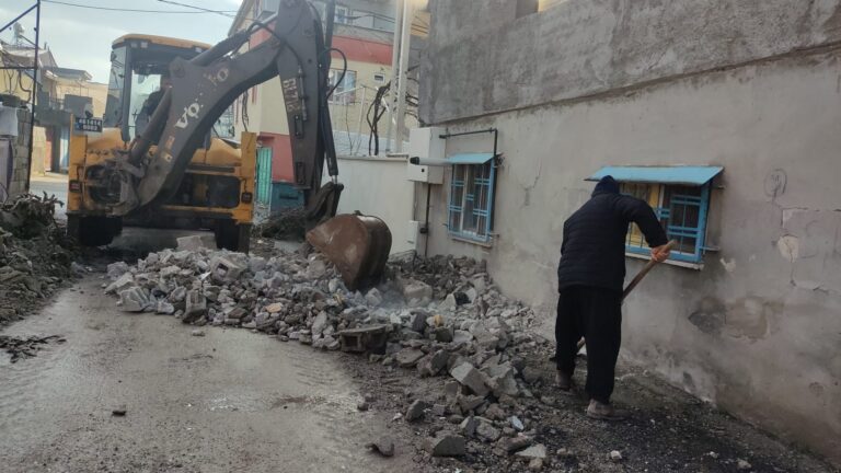 Dulkadiroğlu’nda Sokak Aralarında Hafriyat Kaldırma Çalışmaları devam ediyor