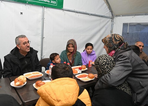 Başkan Güngör, İftar Sofralarında Vatandaşlarla Buluşmayı Sürdürüyor