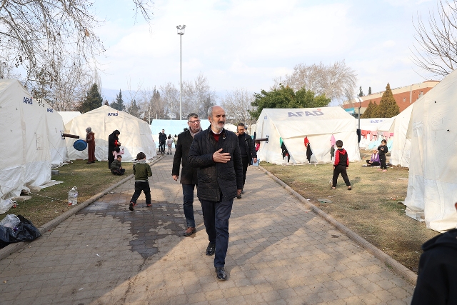 Başkan Okay, Depremzedeleri Ziyaret Etti