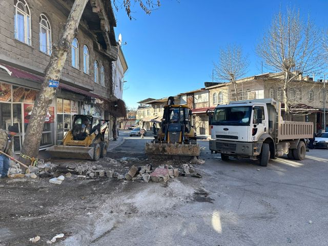 Molozlar ara sokaklardan kalkıyor