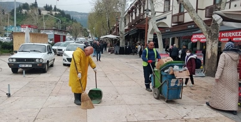 Büyükşehir 982 Noktada Temizlik Çalışmalarını Sürdürüyor