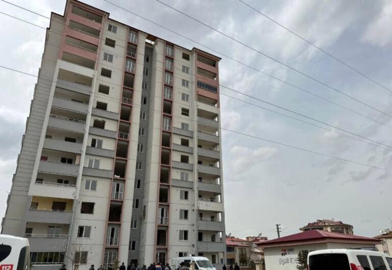 çatıdan düştü hayatını kaybetti