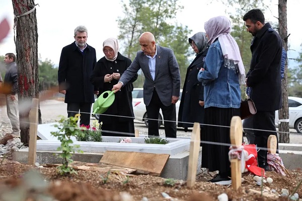 Bakan Kirişci Şehir Mezarlığını Ziyaret Ederek Dua Etti