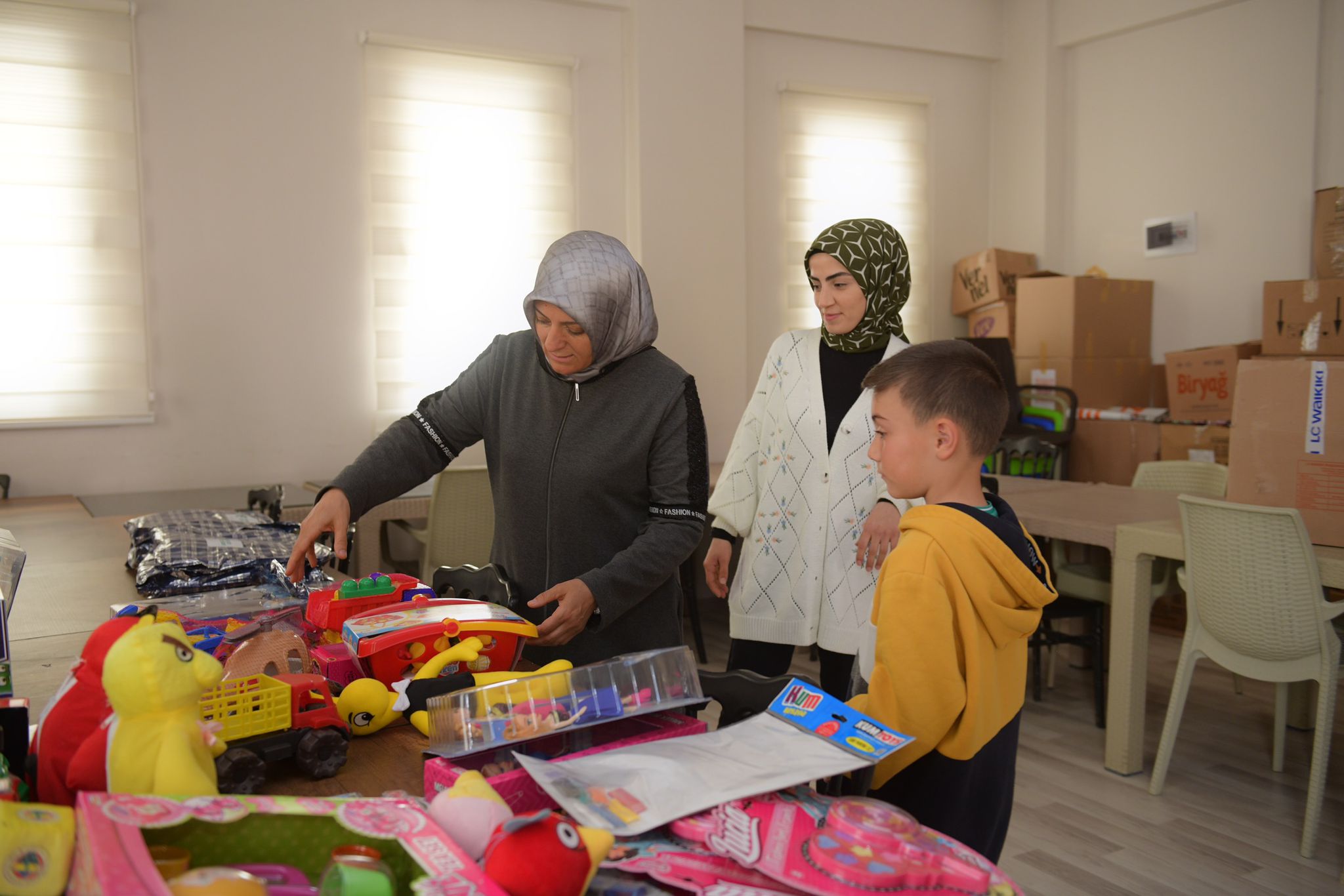 Ramazan Bayramı öncesinde hediyelerle yetim çocukların yüzü güldürülüyor