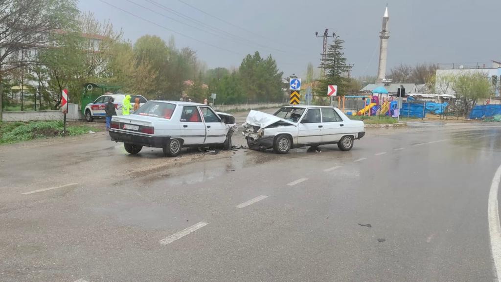 İki Otomobil kafa kafaya çarpıştı