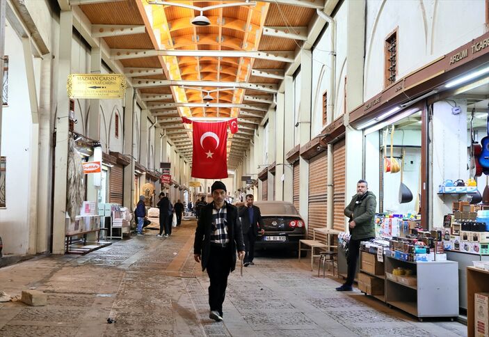 Tarihi Kapalı Çarşı’da Depremin İzleri Siliniyor