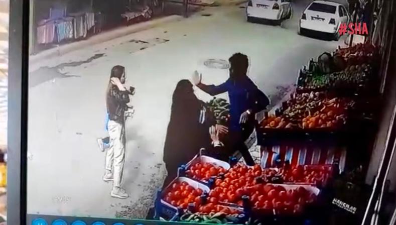 Manavda alışveriş eden kadınlara saldırdı