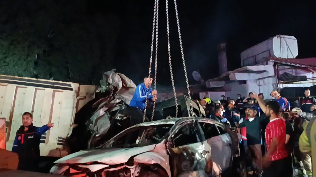 Freni patlayan kamyon dehşet saçtı