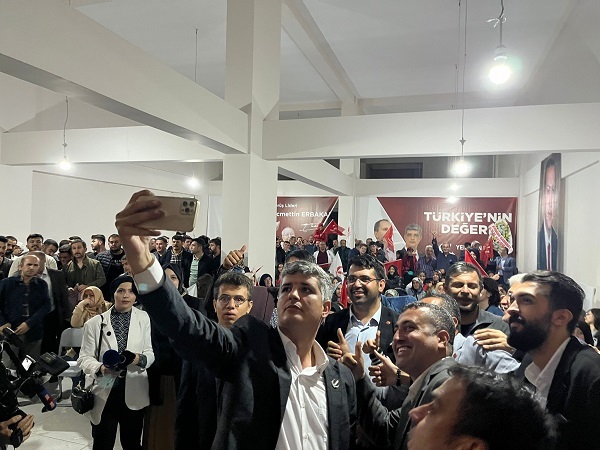 Yeniden Refah Partisi’nden miting gibi toplantı