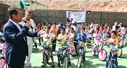 Afetzede çocuklara bisiklet dağıtmaya devam ediyor