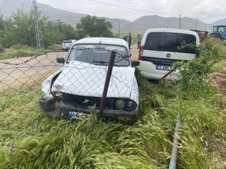 Hafif ticari araç ile otomobil çarpıştı: 4 yaralı
