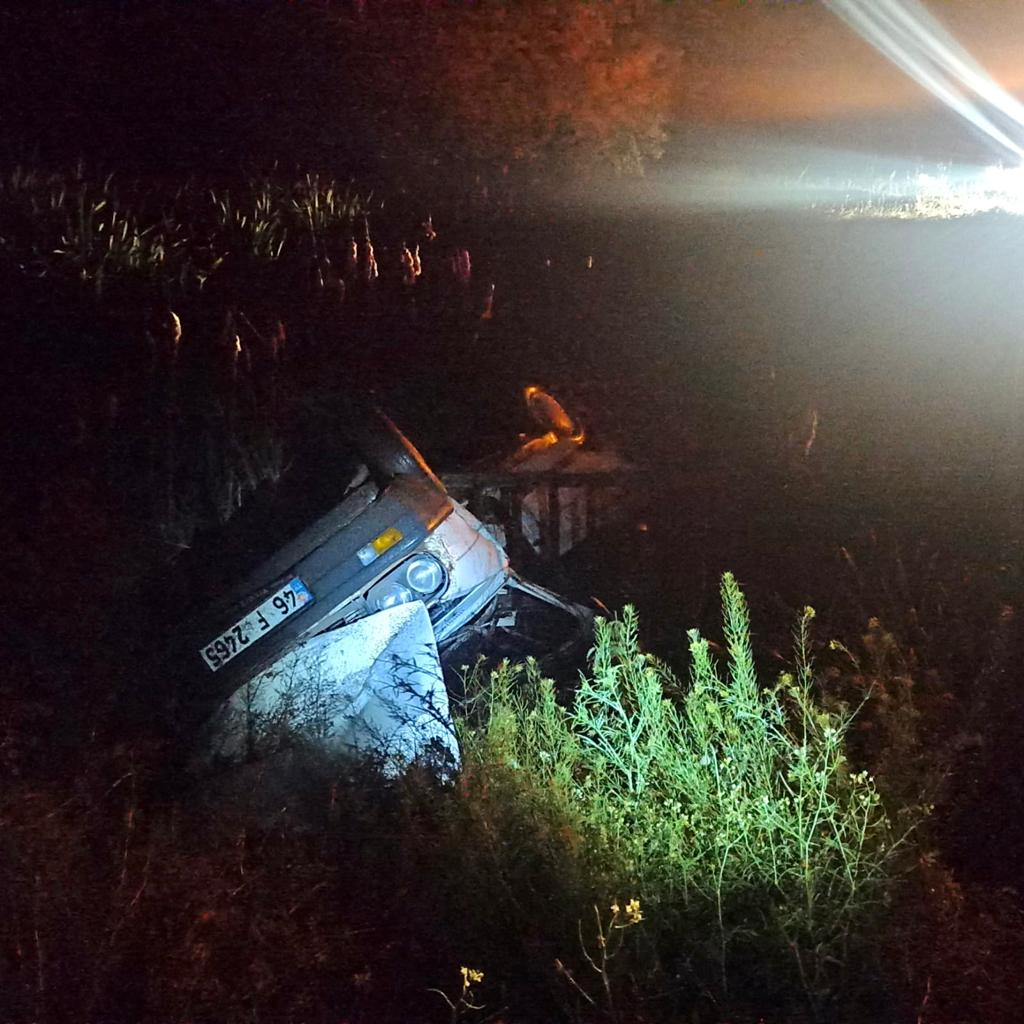Göksun’nda bariyerlere çarpan otomobil takla attı