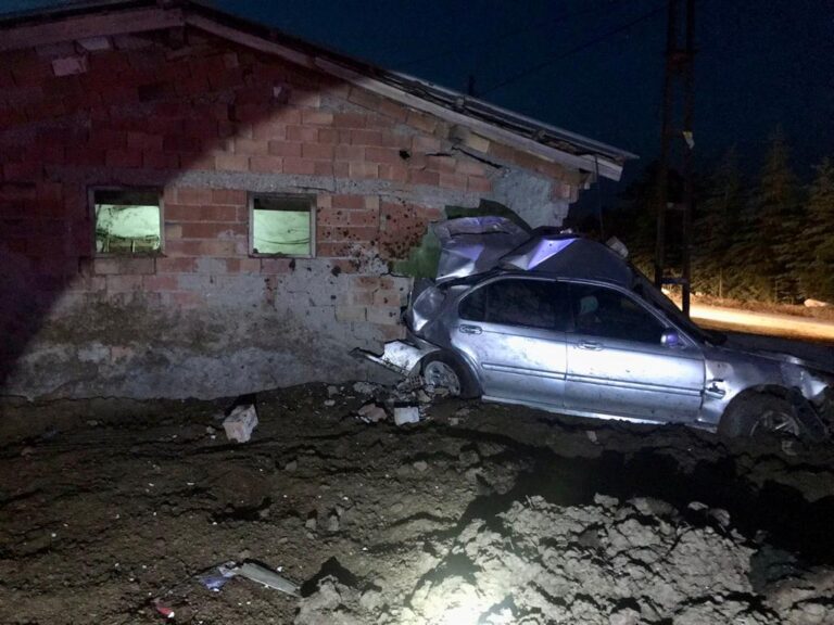 Otomobil önce elektrik direğine sonra ahır duvarına çarptı: 1 ölü 1 yaralı