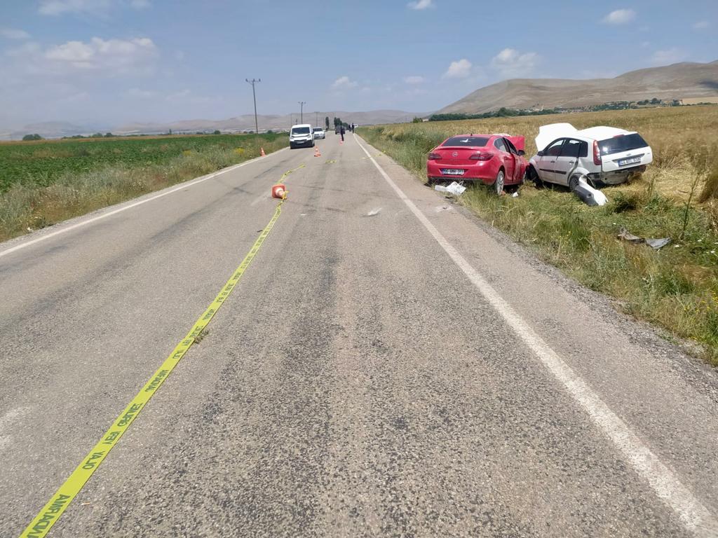 Elbistan’da iki otomobil kafa kafaya çarpıştı: 1 çocuk öldü 8 kişi yaralı