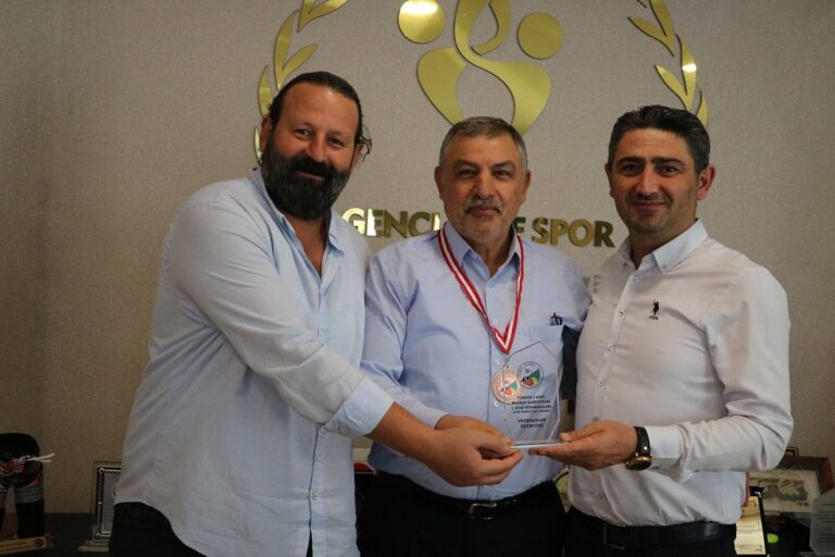 Şampiyon Sporcu Özdemir İl Müdürü Boz’u ziyaret etti