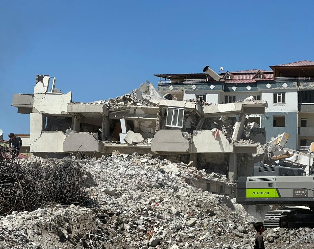 Elbistan’da artçı sarsıntı hasarlı binayı yıktı